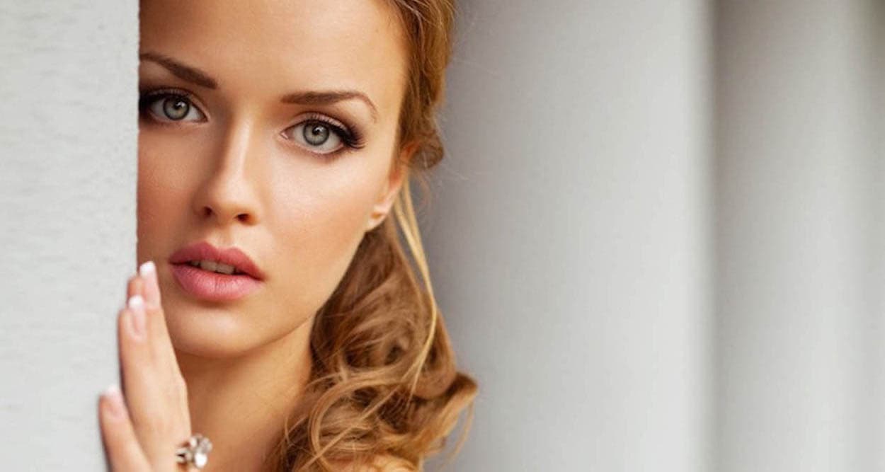 Ringiovanire il viso modellando forme e proporzioni