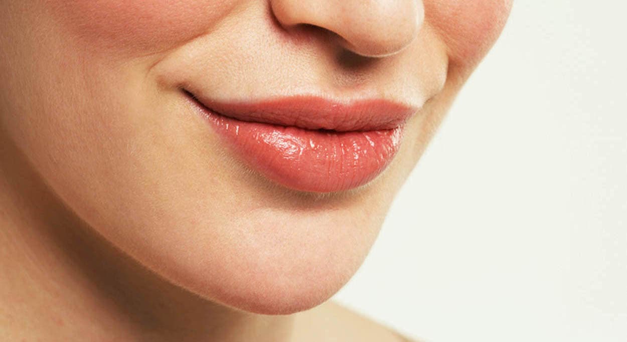 L'invecchiamento delle labbra ed effetto antirughe sul contorno bocca